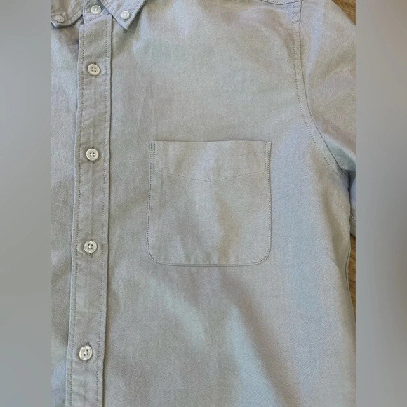J crew NWOT
Slim 
Flex Oxford 
Size md 
Light grey 
Pit to pit 22”
Length 28.5” - Picture 6 of 9